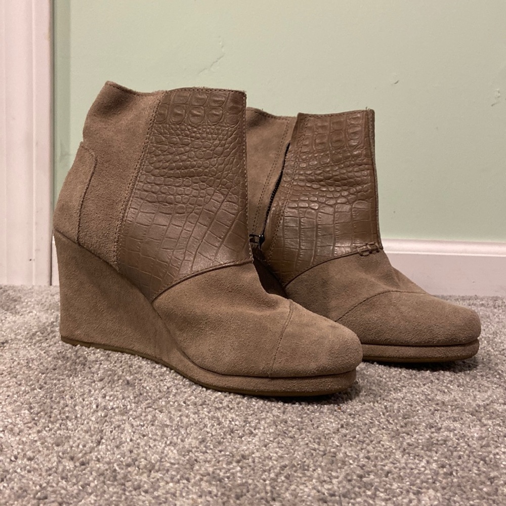 Size 7 TOMS boots